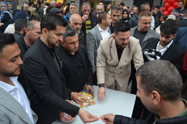 Bedava altın dağıtıldığını duyan koştu! - Resim: 1