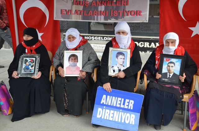 Muş'ta evlatlarına kavuşmak isteyen aileler, DEM Parti önündeki eylemlerini sürdürdü - Resim: 0