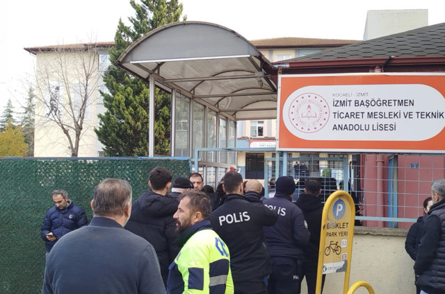 Kocaeli'de lisede hareketli anlar! Kızını rahatsız eden kişiyi silahla rehin aldı: İşte o anlar... - Resim: 3