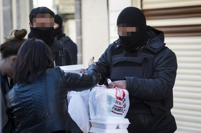 Diyarbakır Sur'da polis eşlerinden sürpriz! - Resim: 3