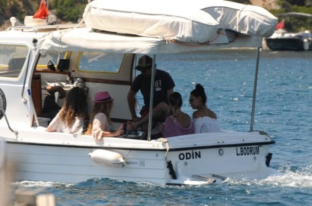 Arka Sokaklar'ın yakışıklısı kızlarla fena yakalandı  - Resim: 2