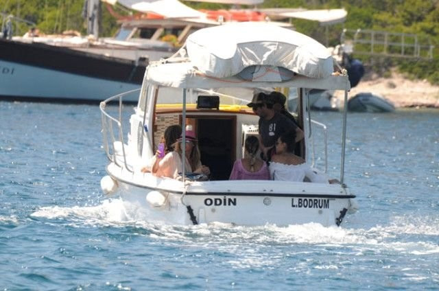 Arka Sokaklar'ın yakışıklısı kızlarla fena yakalandı  - Resim: 3