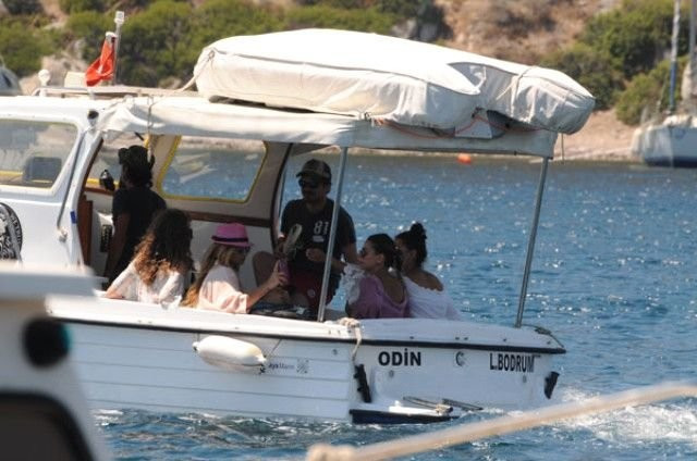 Arka Sokaklar'ın yakışıklısı kızlarla fena yakalandı  - Resim: 4