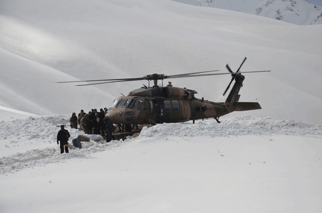 Bakan Soylu, Yüksekova’da askeri üs bölgelerini ziyaret etti - Resim: 4