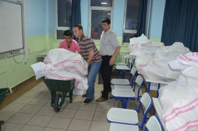 İstanbul seçimi başladı! İşte oy pusulaları böyle taşındı - Resim: 4