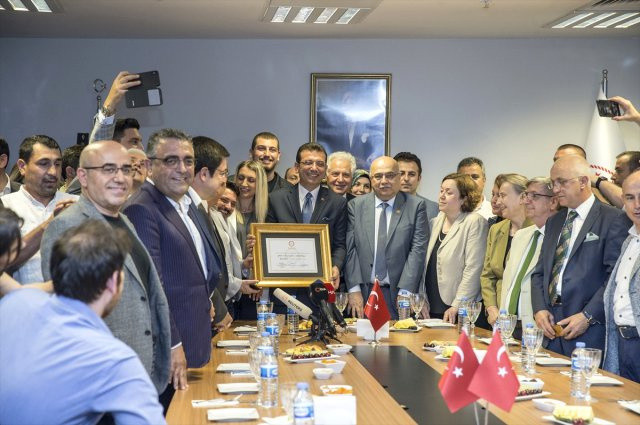 Ekrem İmamoğlu mazbatasını alıp İstanbul Valisi Yerlikaya'dan görevi devraldı - Resim: 1