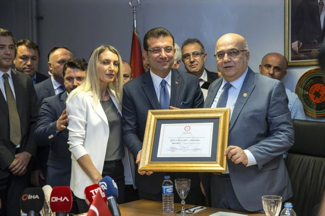 Ekrem İmamoğlu mazbatasını alıp İstanbul Valisi Yerlikaya'dan görevi devraldı - Resim: 2