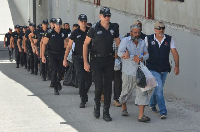 Adana'da DEAŞ'ın haraç çetesi şüphelileri adliyeye sevk edildi! - Resim: 1