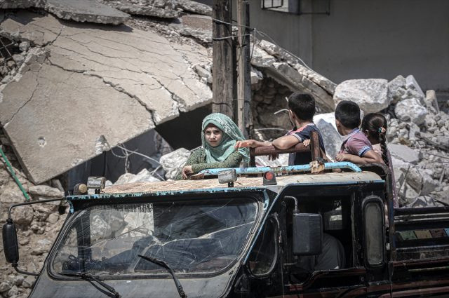 Güvenli bölge neden mi önemli? Esed saldırıları sonrası 124 bin kişi Türkiye sınırına dayandı - Resim: 0