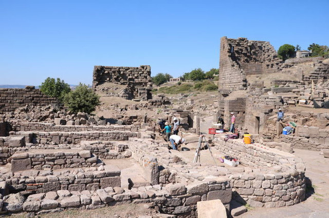 Çanakkale Assos Antik Kenti'nde 2 bin 200 yıllık aslan heykeli bulundu - Resim: 0