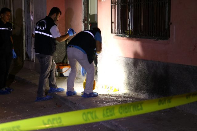 Yer Adana! Gece yarısı eve el yapımı bomba attılar - Resim: 0