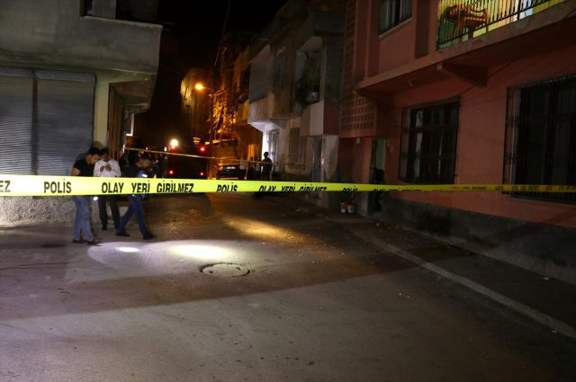 Yer Adana! Gece yarısı eve el yapımı bomba attılar - Resim: 1