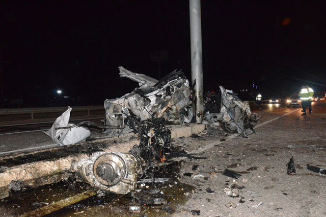 Karaman'da feci kaza otomobil direğe böyle çarptı - Resim: 0