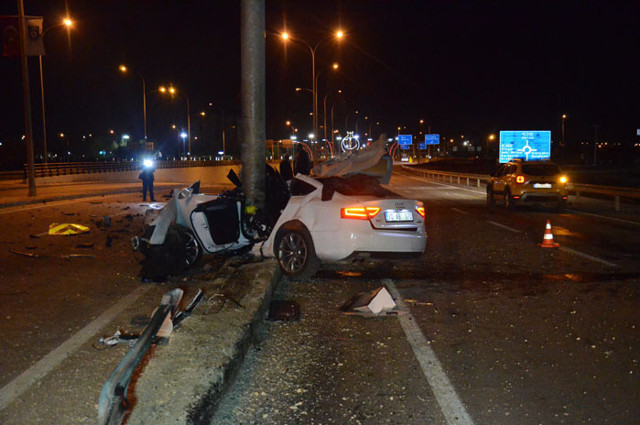 Karaman'da feci kaza otomobil direğe böyle çarptı - Resim: 1