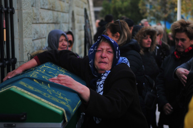 Eski kocası satırla doğradı! Cenazesi kadınların omzunda böyle taşındı - Resim: 2