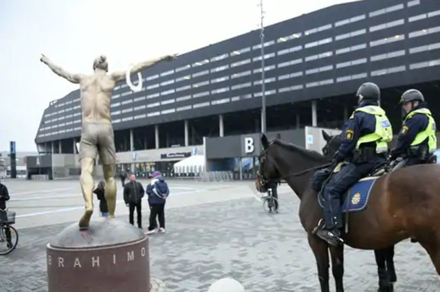 Zlatan Ibrahimovic'in heykelini ateşe verdiler - Resim: 0