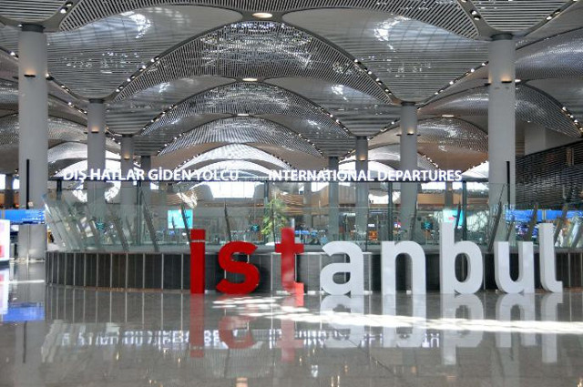 İstanbul Havalimanı'nda yeni uygulama! Pankartla yolcu karşılama bitti - Resim: 1