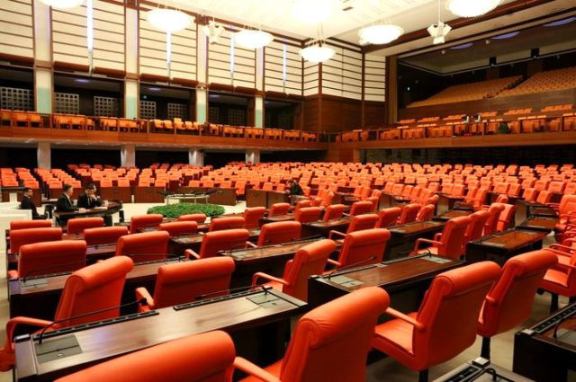 Meclis'te tek başına! Sadece bir vekil gitti enteresan görüntüler - Resim: 1