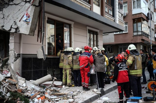 İstanbul Bahçelievler'de bina çöktü! Olay yerine itfaiye ve sağlık ekipleri sevk edildi - Resim: 0