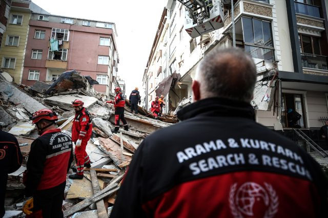 İstanbul Bahçelievler'de bina çöktü! Olay yerine itfaiye ve sağlık ekipleri sevk edildi - Resim: 1