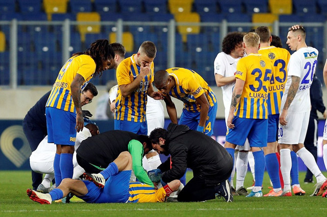 Sedat Ağçay’ın sol elmacık kemiği ve yan göz kemiği kırıldı - Resim: 0