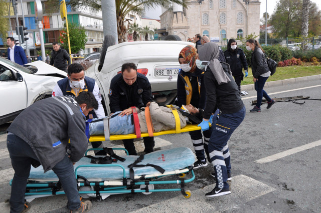 Antalya'da sivil polis aracı karıştığı kazada takla attı 3 yaralı - Resim: 0
