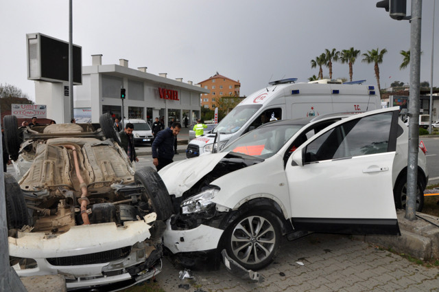 Antalya'da sivil polis aracı karıştığı kazada takla attı 3 yaralı - Resim: 1