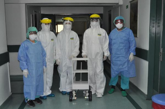 İstanbul'da Covid-19 hastalarına ilaç ve yemeği robot servis etmeye başladı - Resim: 2