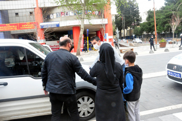 Çocuğunu alıp sokağa çıktı! Ölürse benim çocuğum size ne? - Resim: 1