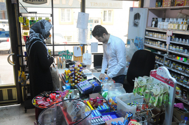 İzmit'te Robin Hood sahne aldı 5 bin liralık veresiye defterini kapattı - Resim: 0