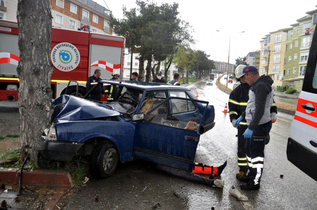 Tekirdağ'da kaygan yol kazayı beraberinde getirdi - Resim: 1