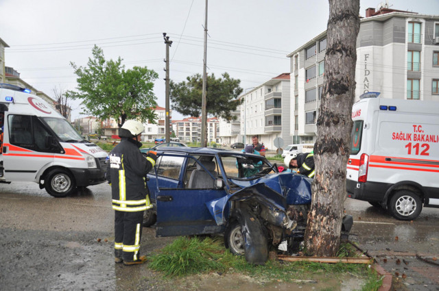 Tekirdağ'da kaygan yol kazayı beraberinde getirdi - Resim: 0