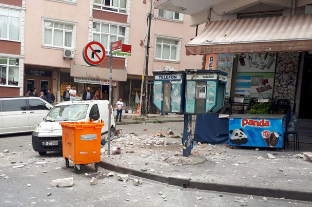 Güngören'de beş katlı binanın terasının bir kısmı çöktü - Resim: 0