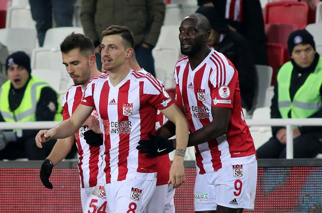 Galatasaray Emre Kılınç ve Mert Hakan Yandaş transferini bitirdi - Resim: 0