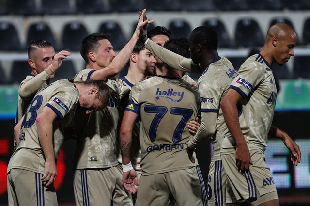 Bomba iddia: Hakemler Fenerbahçe'nin kafasını kopartmaya çalışıyor - Resim: 0