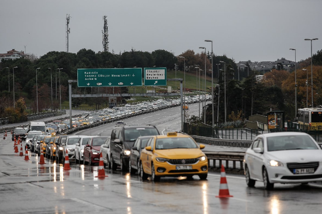 15 Temmuz Şehitler Köprüsü’nde kısıtlama denetimi! Yasağa rağmen uzun araç kuyrukları oluştu - Resim: 0