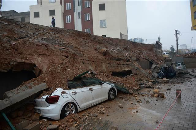Kahramanmaraş'ta felaket anları! İstinat duvarı çöktü 3 otomobil hurdaya dönüştü - Resim: 0