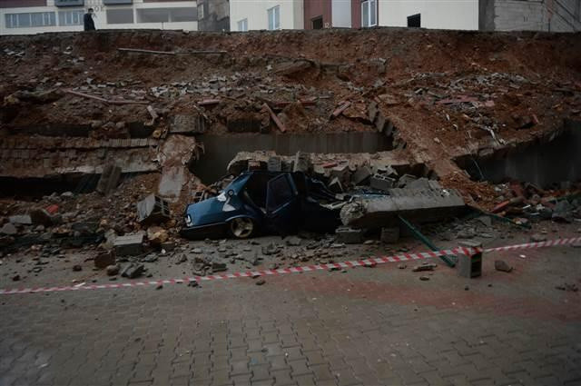 Kahramanmaraş'ta felaket anları! İstinat duvarı çöktü 3 otomobil hurdaya dönüştü - Resim: 1