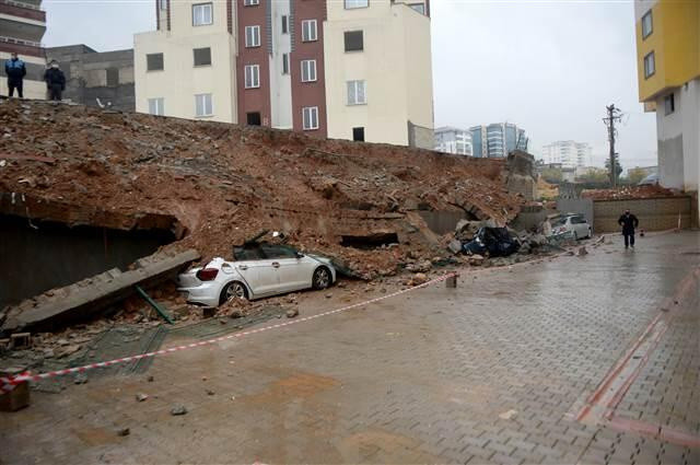 Kahramanmaraş'ta felaket anları! İstinat duvarı çöktü 3 otomobil hurdaya dönüştü - Resim: 2