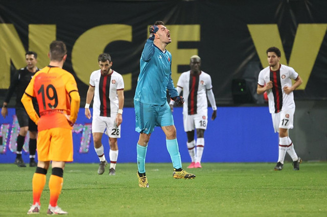 Ahmet Çakar: Hakem penaltı uydurdu Terim'in altında ezildi - Resim: 0