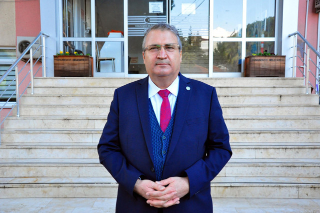 Manisa'da daha fazla dayanamadı! 50 yıllık duvar yıkıldı belediyeyi su bastı - Resim: 0