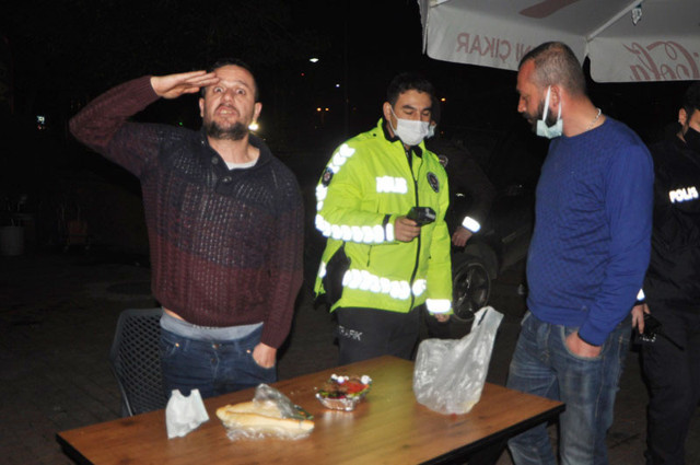 Zonguldak'ta kazalı araçtan çıkan iki arkadaş restoranda döner yedi - Resim: 0