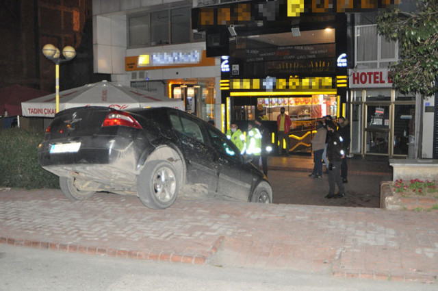 Zonguldak'ta kazalı araçtan çıkan iki arkadaş restoranda döner yedi - Resim: 1