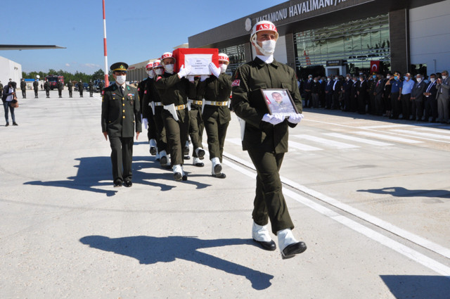 Şehit sözleşmeli er Öztürk'ün annesi yürekleri yaktı: Gönderdiğim çamaşırları daha giymedin oğlum - Resim: 0