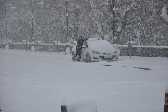 Kars şehir merkezinde kar kalınlığı 20 santimetreyi geçti 331 yerleşim yerine ulaşım sağlanamyor - Resim: 0