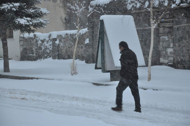 Kars şehir merkezinde kar kalınlığı 20 santimetreyi geçti 331 yerleşim yerine ulaşım sağlanamyor - Resim: 1