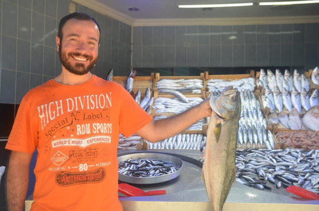 Balık tezgahlarında yoğunluk! Hamsinin kilosu 50 liradan satılıyor - Resim: 0