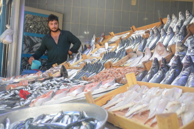 Balık tezgahlarında yoğunluk! Hamsinin kilosu 50 liradan satılıyor - Resim: 1