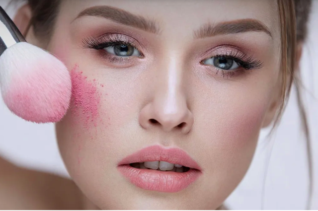 Güzel olayım derken madara olmayın!  Allık sürerken en çok yapılan hata - Resim: 1