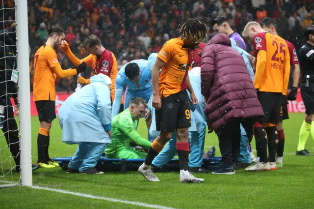 Galatasaray'da sakatlık şoku! Muslera sahayı sedye ile terk etti - Resim: 1